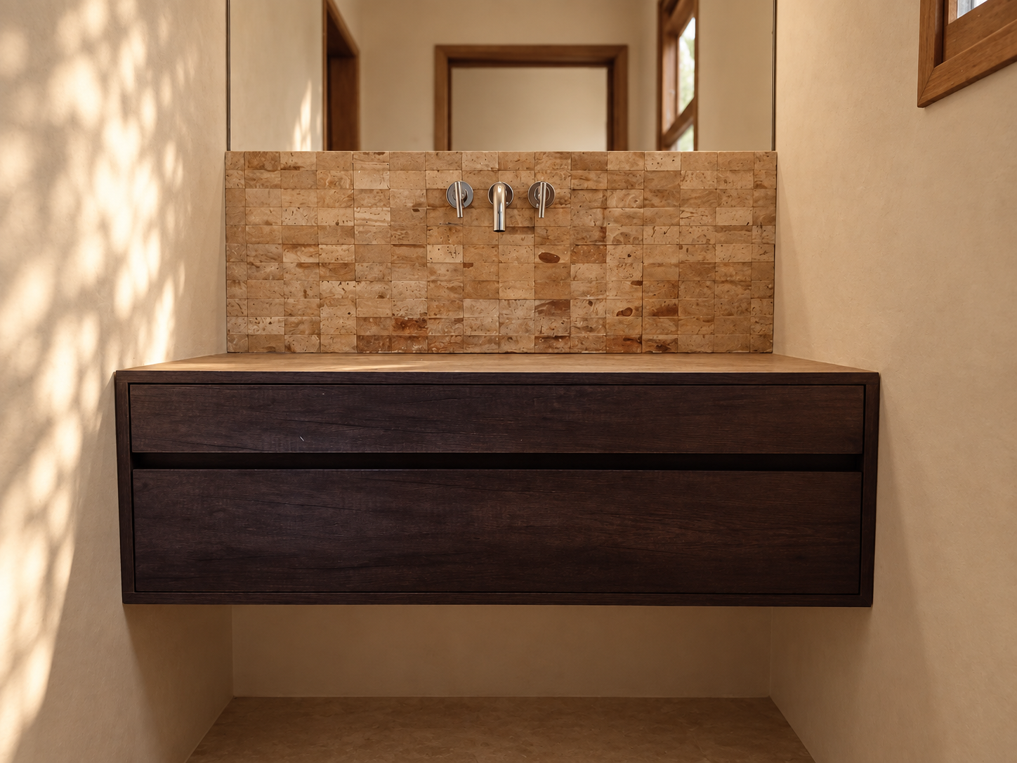 Vanitorio flotante en madera oscura instalado en baño con revestimiento de corcho